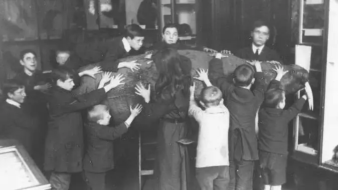 Niños invidentes del Sunderland Council Blind School palpando una morsa en el Sunderland Museum
